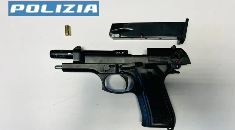 Pistola calibro 7.65 sequestrata dalla Polizia di Stato durante un arresto per possesso di arma a Vittoria