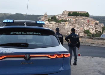 Auto della Polizia di Stato a Ragusa con i lampeggianti accesi durante un intervento di controllo del territorio