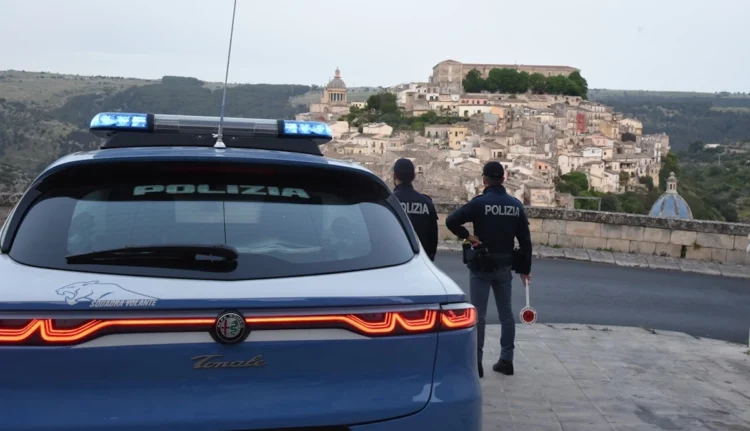 Auto della Polizia di Stato a Ragusa con i lampeggianti accesi durante un intervento di controllo del territorio