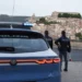 Auto della Polizia di Stato a Ragusa con i lampeggianti accesi durante un intervento di controllo del territorio