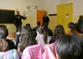 Alunni dell'Istituto Puglisi di Acate durante una lezione pratica con la Polizia di Stato