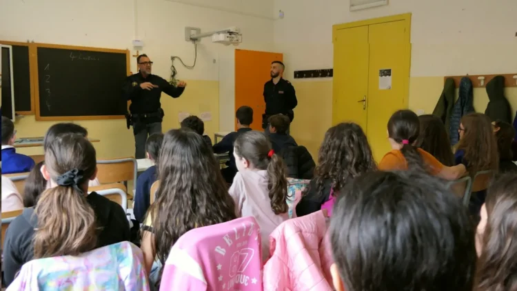 Alunni dell'Istituto Puglisi di Acate durante una lezione pratica con la Polizia di Stato