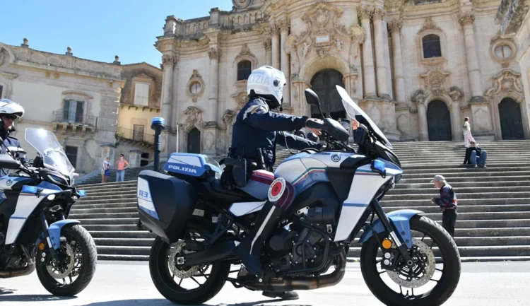 Auto della Polizia di Stato impegnata in un servizio di controllo del territorio a Modica