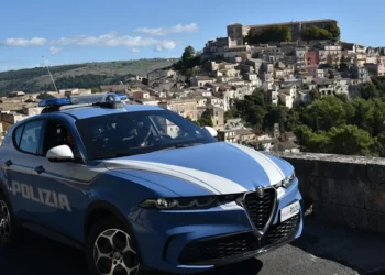 Auto della Polizia di Stato con lampeggianti accesi per l'esecuzione del braccialetto elettronico a Ragusa.