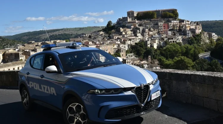 Auto della Polizia di Stato con lampeggianti accesi per l'esecuzione del braccialetto elettronico a Ragusa.