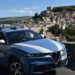 Auto della Polizia di Stato con lampeggianti accesi per l'esecuzione del braccialetto elettronico a Ragusa.