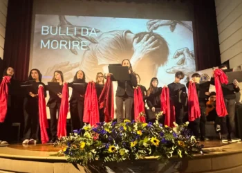 Studenti e soci Lions sul palco del teatro Naselli per la premiazione del Poster per la Pace a Comiso.