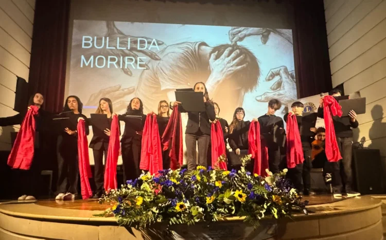 Studenti e soci Lions sul palco del teatro Naselli per la premiazione del Poster per la Pace a Comiso.
