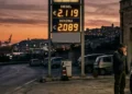Distributore carburante con prezzi diesel record in Italia durante la crisi dello Stretto di Hormuz 2026