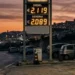 Distributore carburante con prezzi diesel record in Italia durante la crisi dello Stretto di Hormuz 2026