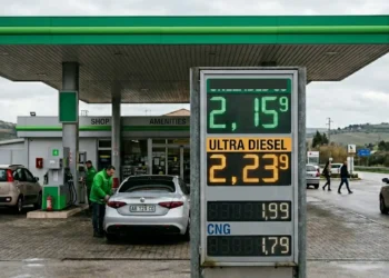 stazione di servizio con prezzo carburante e diesel oltre 2,1 euro