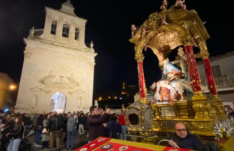 Il simulacro della Madonna Addolorata in processione a Monterosso Almo.