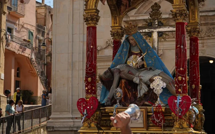 Processione solenne della Madonna Addolorata tra le vie di Monterosso Almo