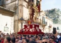 Processione U Gioia Scicli 2026: portatori con la statua del Cristo Risorto nelle vie del centro storico