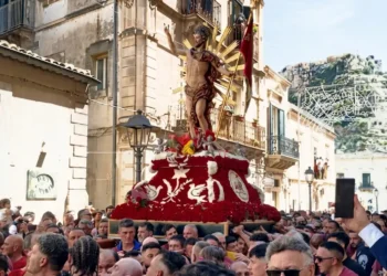 Processione U Gioia Scicli 2026: portatori con la statua del Cristo Risorto nelle vie del centro storico