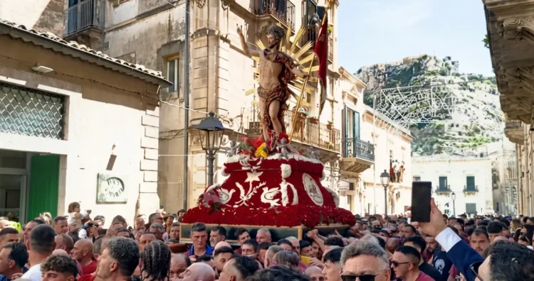 Processione U Gioia Scicli 2026: portatori con la statua del Cristo Risorto nelle vie del centro storico