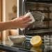 Come pulire il forno incrostato con pasta di bicarbonato e spugna: metodo naturale senza prodotti chimici