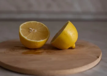 Una ciotola d'acqua e limone che emana vapore all'interno di un forno a microonde per la pulizia naturale