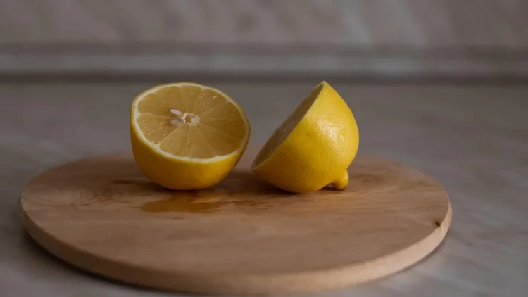 Una ciotola d'acqua e limone che emana vapore all'interno di un forno a microonde per la pulizia naturale