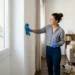 Persona che utilizza un panno morbido per pulire i muri interni di una casa