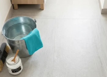 Occorrente per pulire i pavimenti con il bicarbonato su una superficie in gres