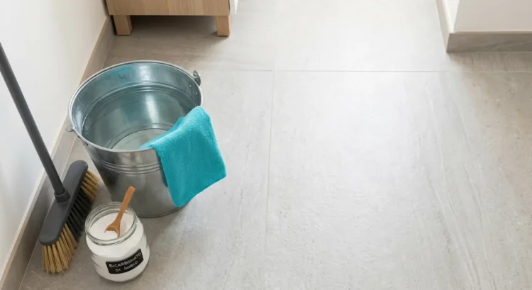 Occorrente per pulire i pavimenti con il bicarbonato su una superficie in gres