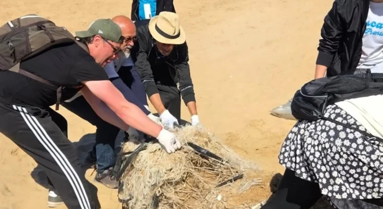 Gruppo di volontari impegnati nella rimozione di rifiuti e nella pulizia della borgata di Bruca a Scicli