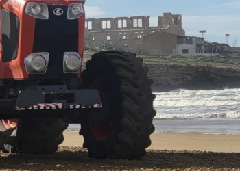 Mezzi in azione per la pulizia delle spiagge di Scicli sul litorale di Sampieri in vista di Pasquetta