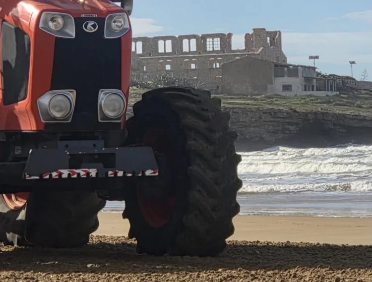 Mezzi in azione per la pulizia delle spiagge di Scicli sul litorale di Sampieri in vista di Pasquetta