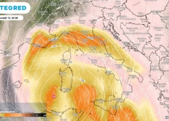 Composizione fotografica che mostra polvere del Sahara depositata su una superficie e una visualizzazione microscopica del particolato