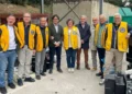 Cittadini conferiscono rifiuti elettronici durante la raccolta RAEE a Ragusa