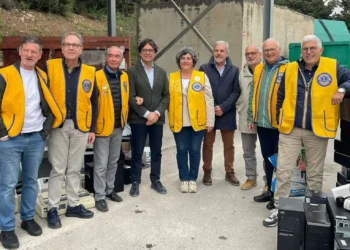 Cittadini conferiscono rifiuti elettronici durante la raccolta RAEE a Ragusa