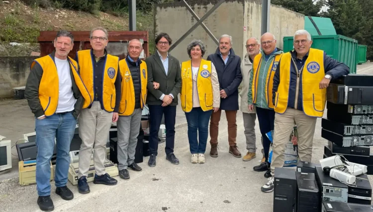 Cittadini conferiscono rifiuti elettronici durante la raccolta RAEE a Ragusa