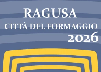 Una forma di formaggio Ragusano DOP in primo piano all'interno di un centro di stagionatura ibleo