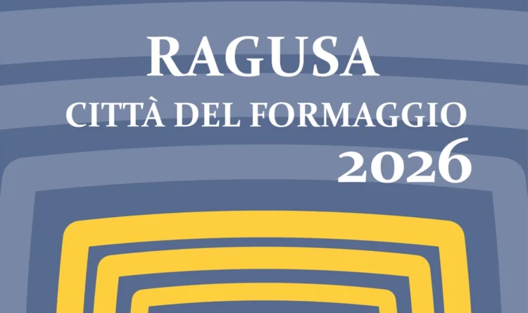 Una forma di formaggio Ragusano DOP in primo piano all'interno di un centro di stagionatura ibleo