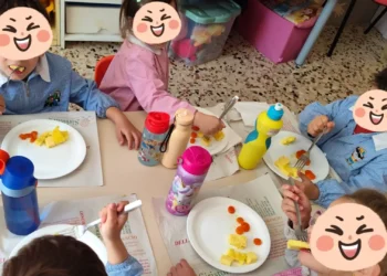 Bambini di una scuola primaria di Ragusa durante una degustazione guidata di formaggi tipici iblei