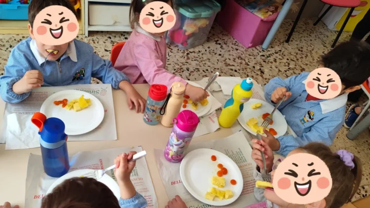 Bambini di una scuola primaria di Ragusa durante una degustazione guidata di formaggi tipici iblei