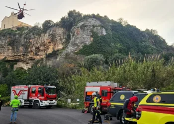 Elicottero vigili del fuoco in recupero elicottero Ispica sul costone vicino al Convento Santa Maria del Gesù.