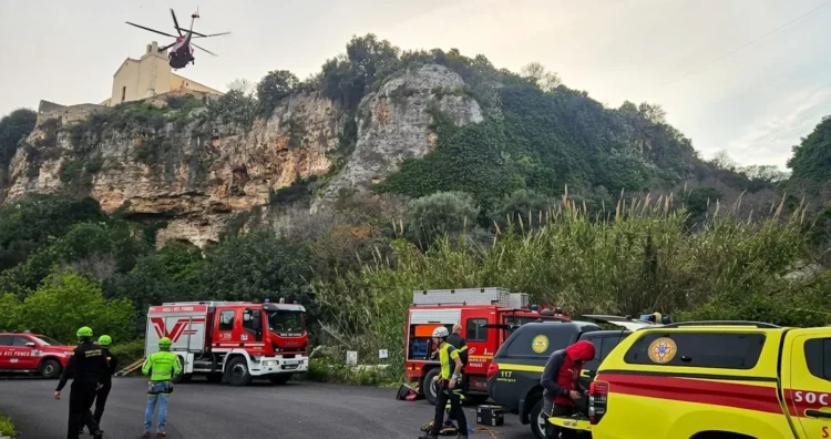 Elicottero vigili del fuoco in recupero elicottero Ispica sul costone vicino al Convento Santa Maria del Gesù.