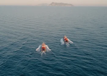 Mezzi di soccorso impegnati nelle ricerche del disperso in mare a Lido di Noto, Siracusa