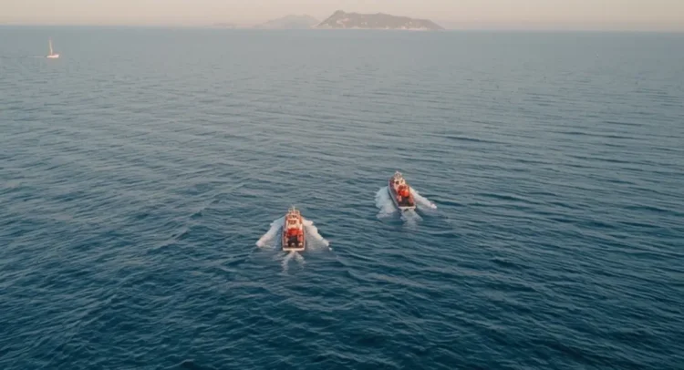 Mezzi di soccorso impegnati nelle ricerche del disperso in mare a Lido di Noto, Siracusa