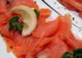 Confezione di salmone affumicato norvegese Deluxe oggetto di richiamo per rischio microbiologico