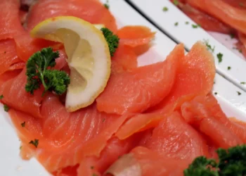 Confezione di salmone affumicato norvegese Deluxe oggetto di richiamo per rischio microbiologico