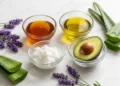 Ingredienti naturali per maschere contro i capelli crespi: miele, olio extravergine di oliva, olio di cocco e aloe vera