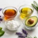Ingredienti naturali per maschere contro i capelli crespi: miele, olio extravergine di oliva, olio di cocco e aloe vera