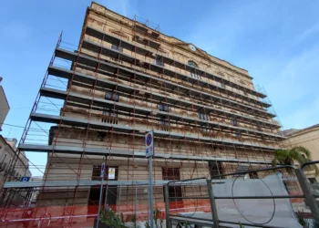 Documenti finanziari sul tavolo del consiglio comunale di Comiso relativi alla rinegoziazione dei mutui con la Cassa Depositi e Prestiti