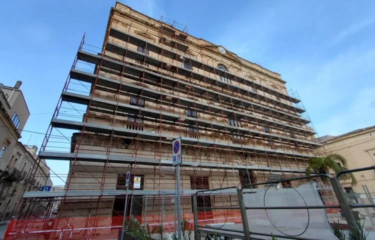 Documenti finanziari sul tavolo del consiglio comunale di Comiso relativi alla rinegoziazione dei mutui con la Cassa Depositi e Prestiti