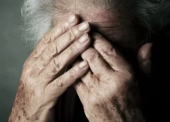 La cronaca dell'aggressione e le minacce di morte alla zia di 89 anni