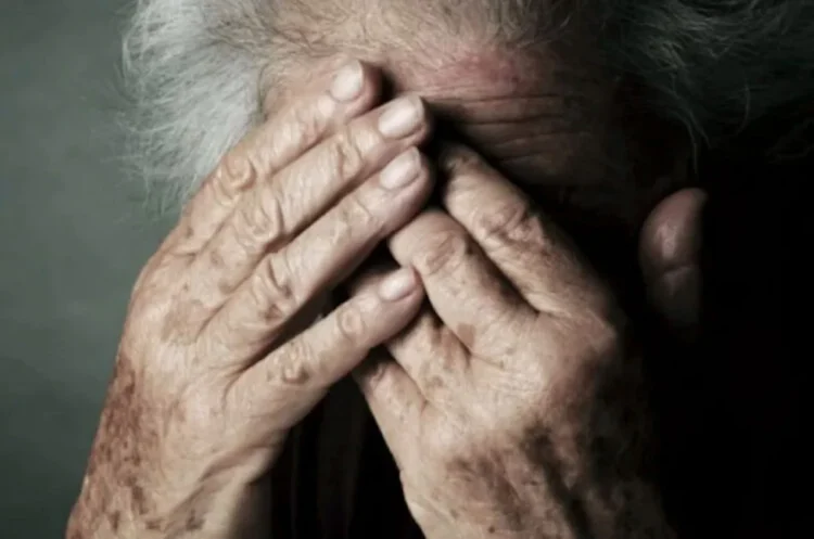 La cronaca dell'aggressione e le minacce di morte alla zia di 89 anni