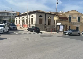 Cantiere per la ristrutturazione dell'edificio storico in Piazza Cesare Battisti a Pozzallo